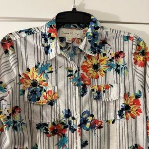 ✨LAST CHANCE✨ Floral and plaid light flannel shirt